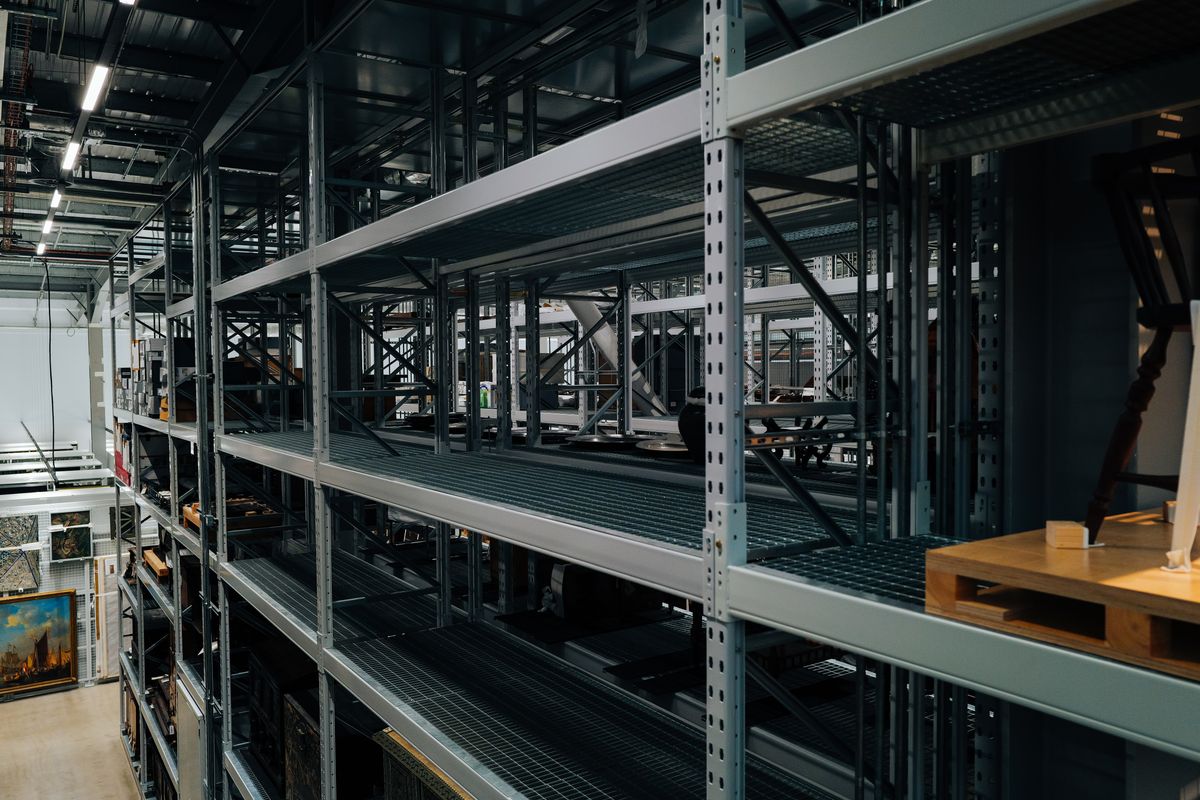 Estanterías metálicas de comercio listas para reutilizar