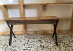 Banco de madera con patas de hierro