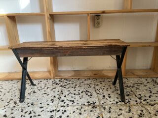 Banco de madera con patas de hierro