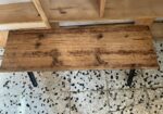 Banco de madera con patas de hierro