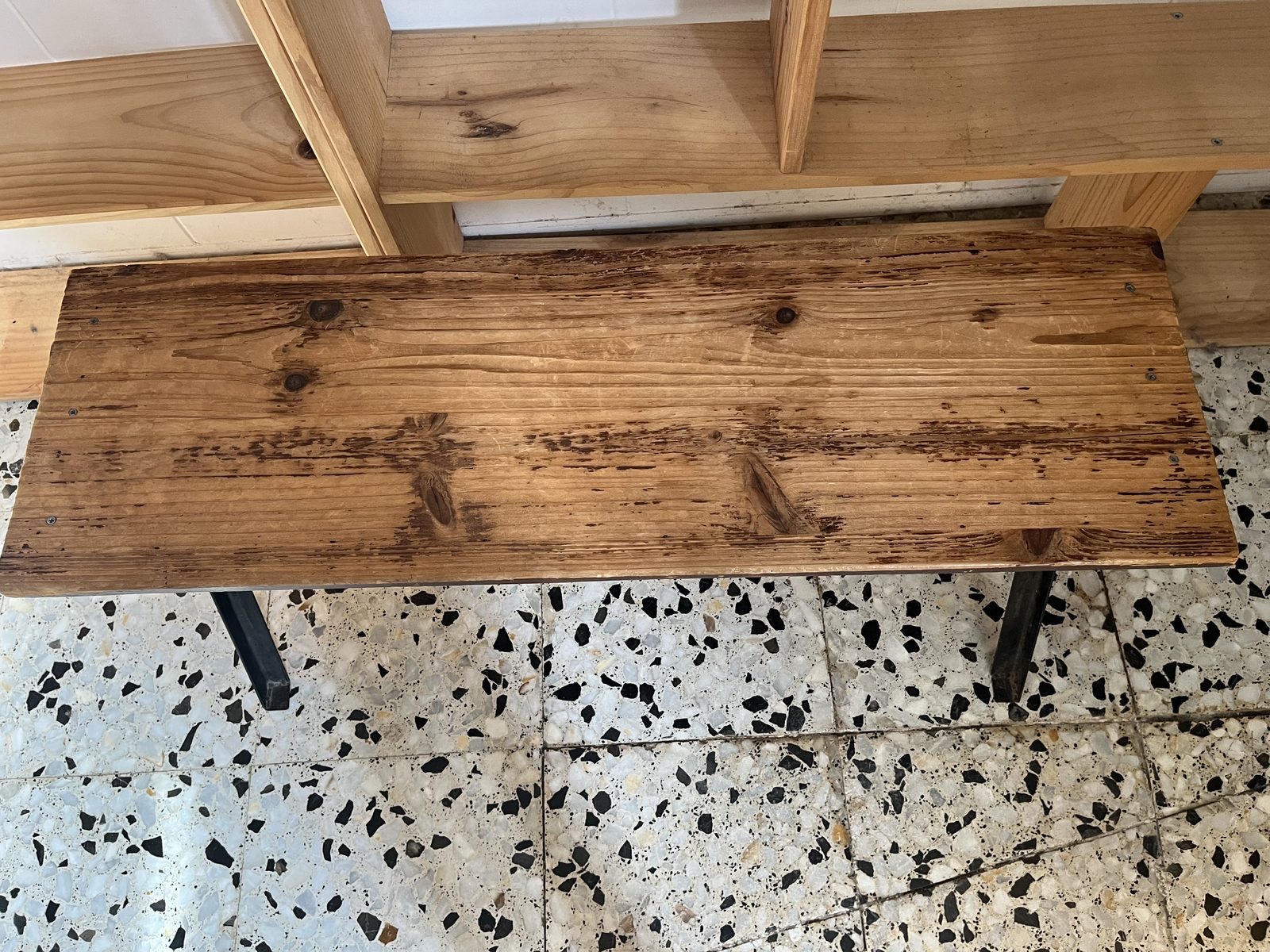 Banco de madera con patas de hierro