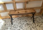 Banco de madera con patas de hierro