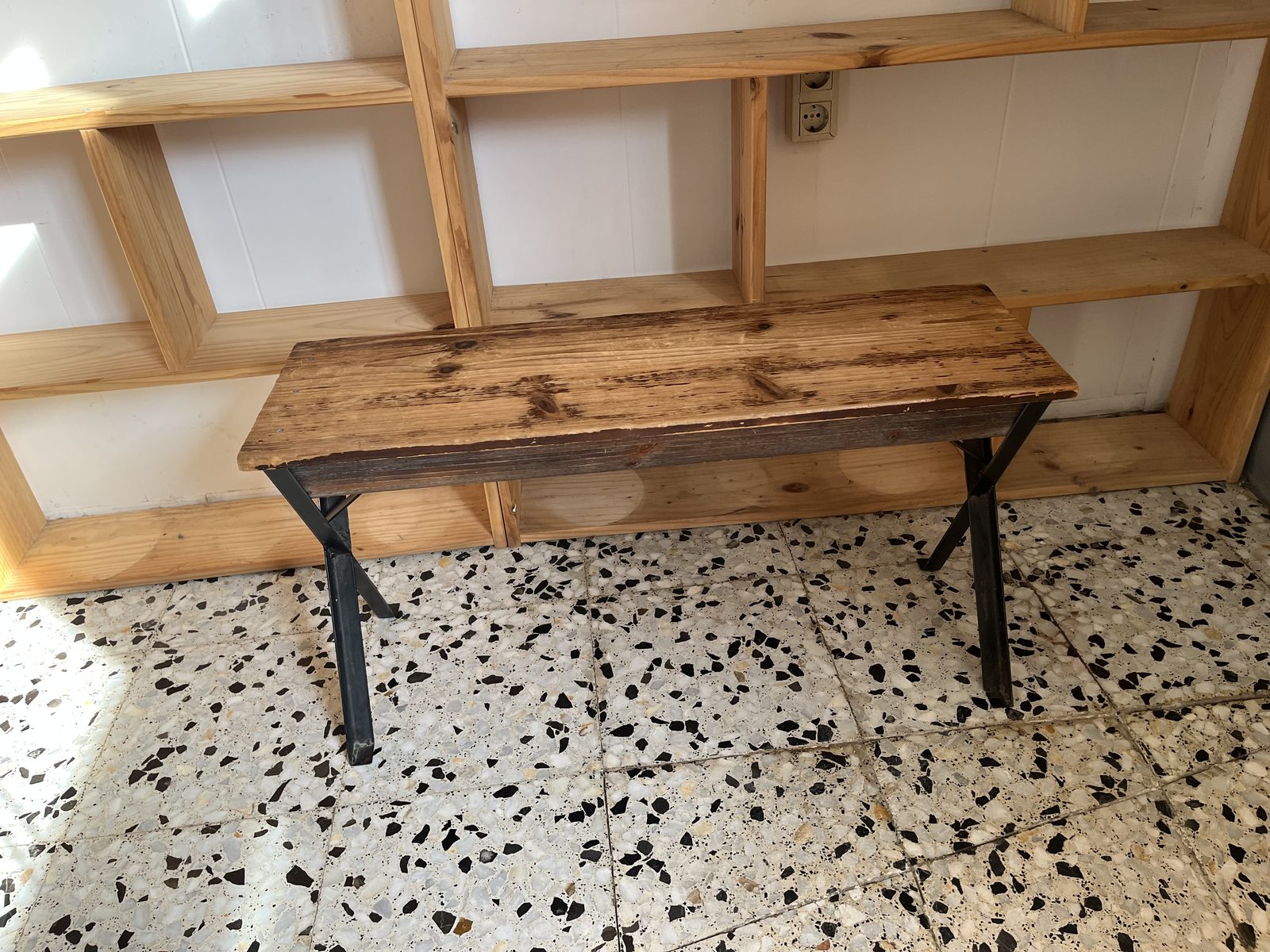 Banco de madera con patas de hierro