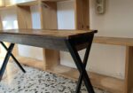 Banco de madera con patas de hierro