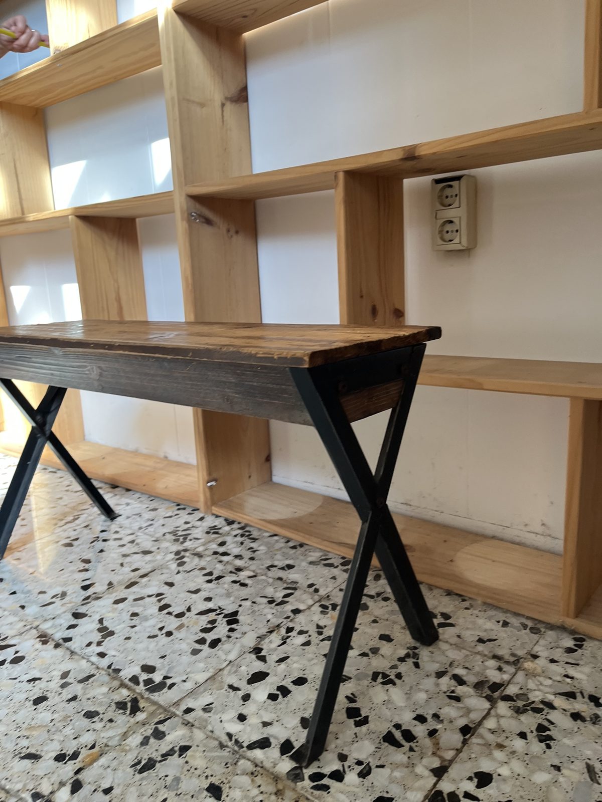 Banco de madera con patas de hierro