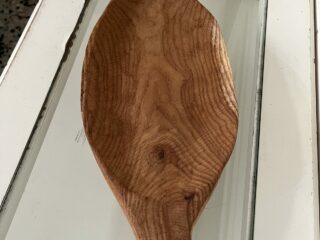 Bandeja de madera con forma de hoja