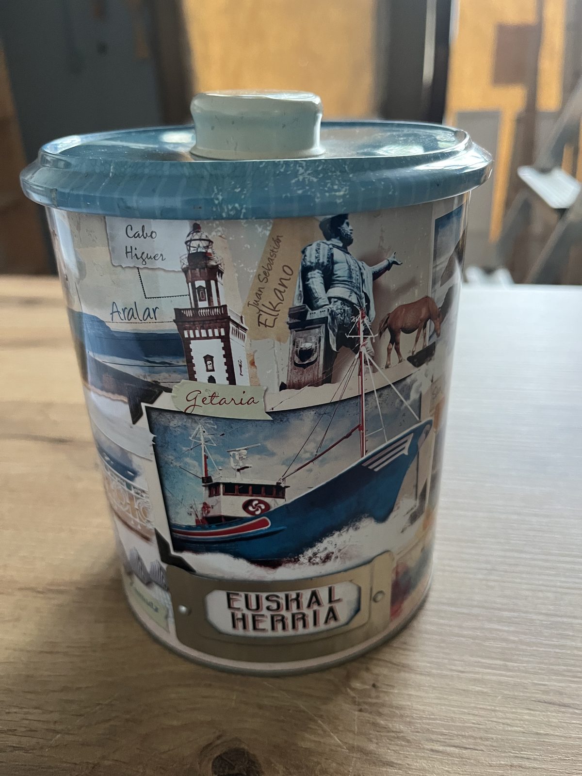 Bote metálico decorado «Euskal Herria»