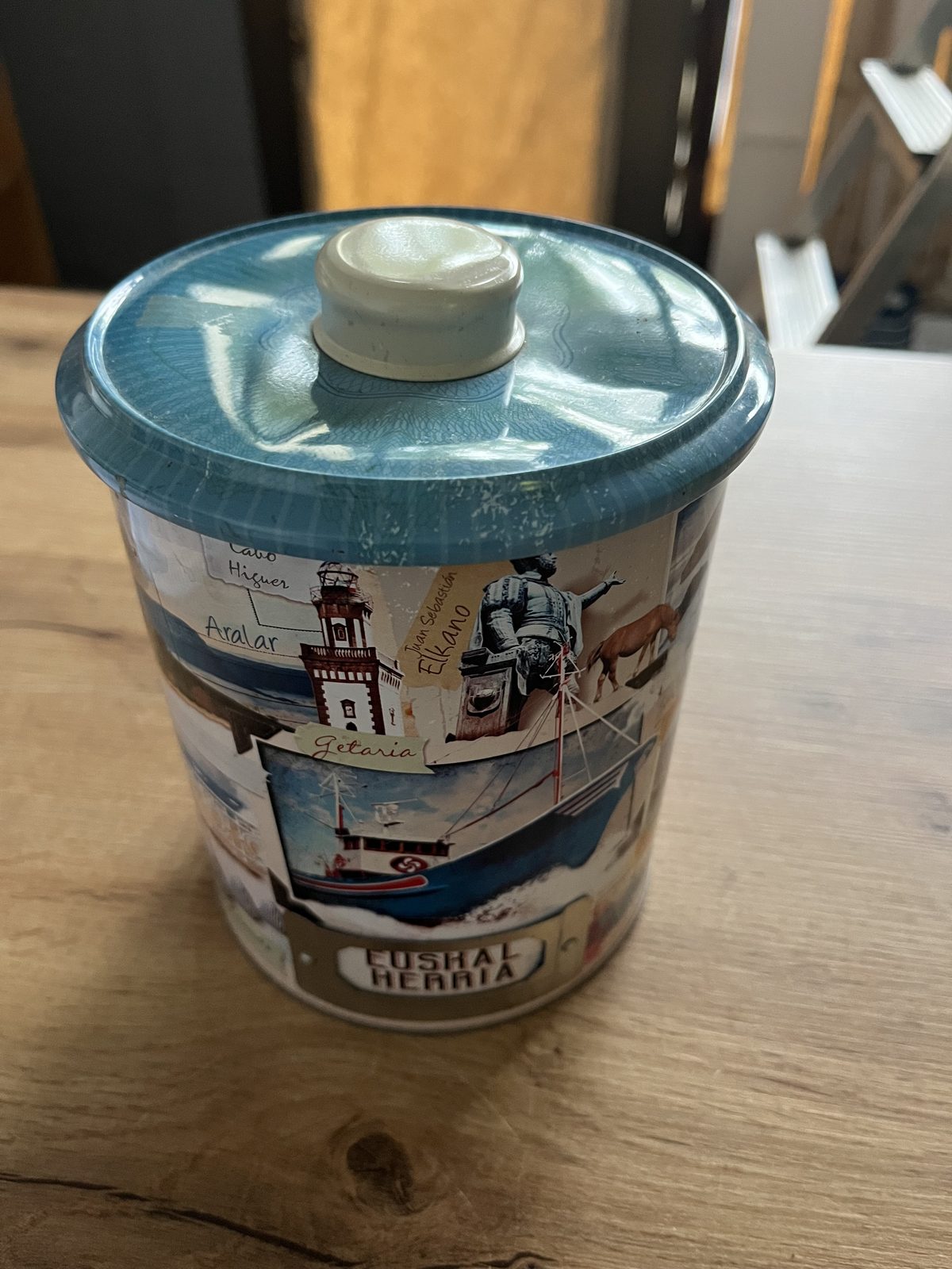 Bote metálico decorado «Euskal Herria»