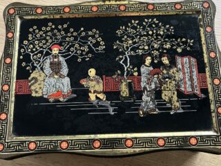Caja metálica con decoración china