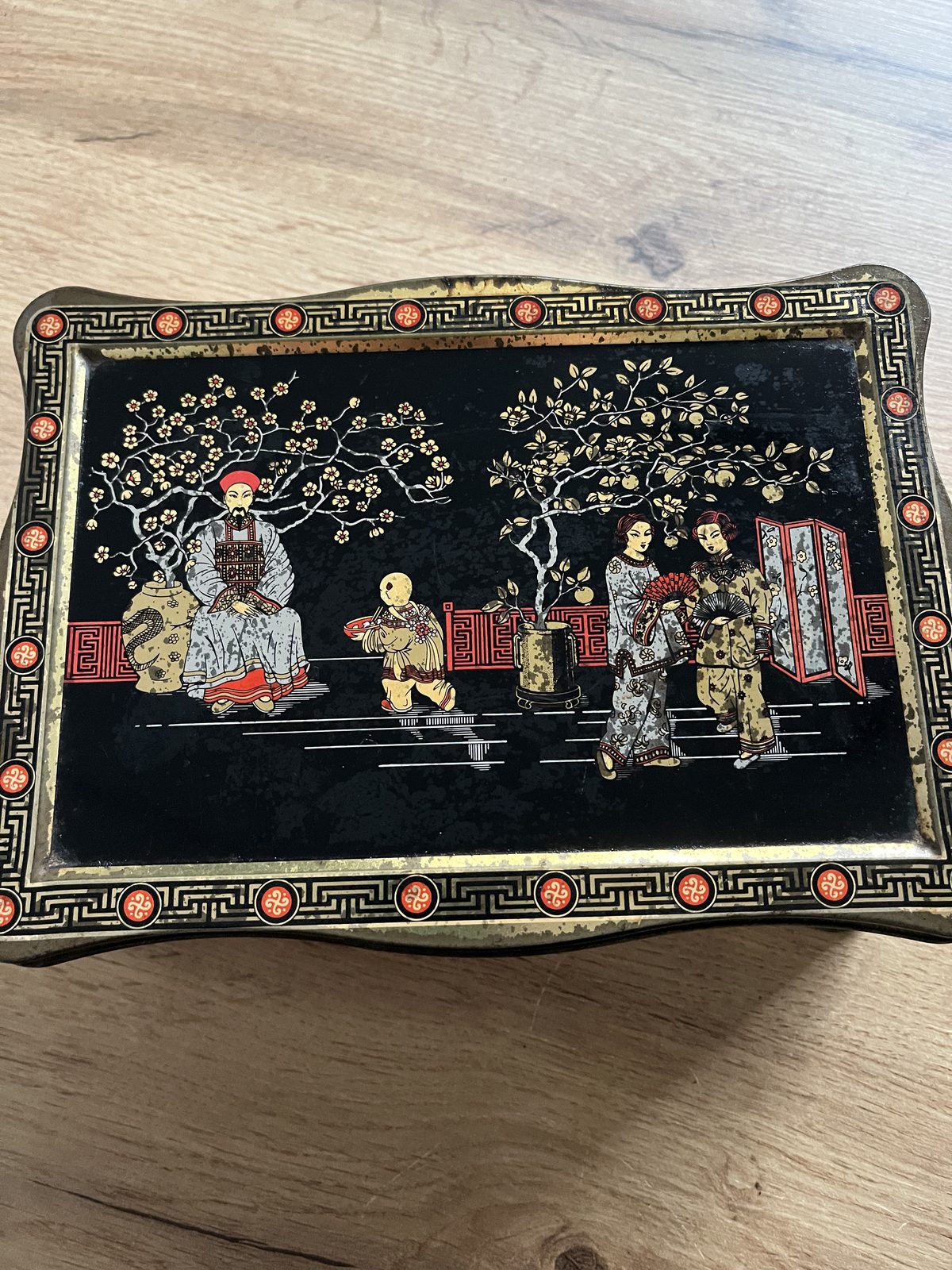 Caja metálica con decoración china