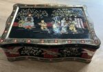 Caja metálica con decoración china
