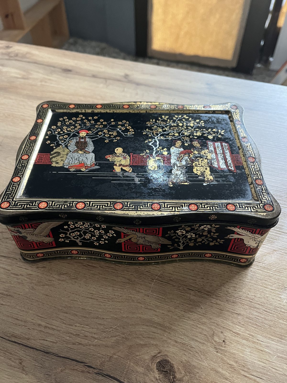 Caja metálica con decoración china