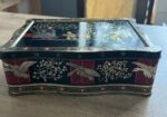 Caja metálica con decoración china
