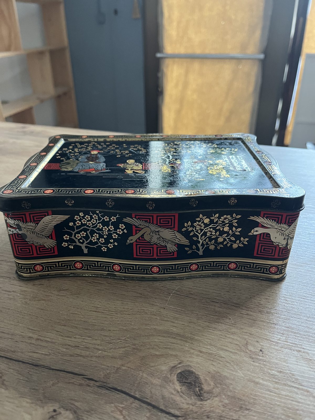Caja metálica con decoración china
