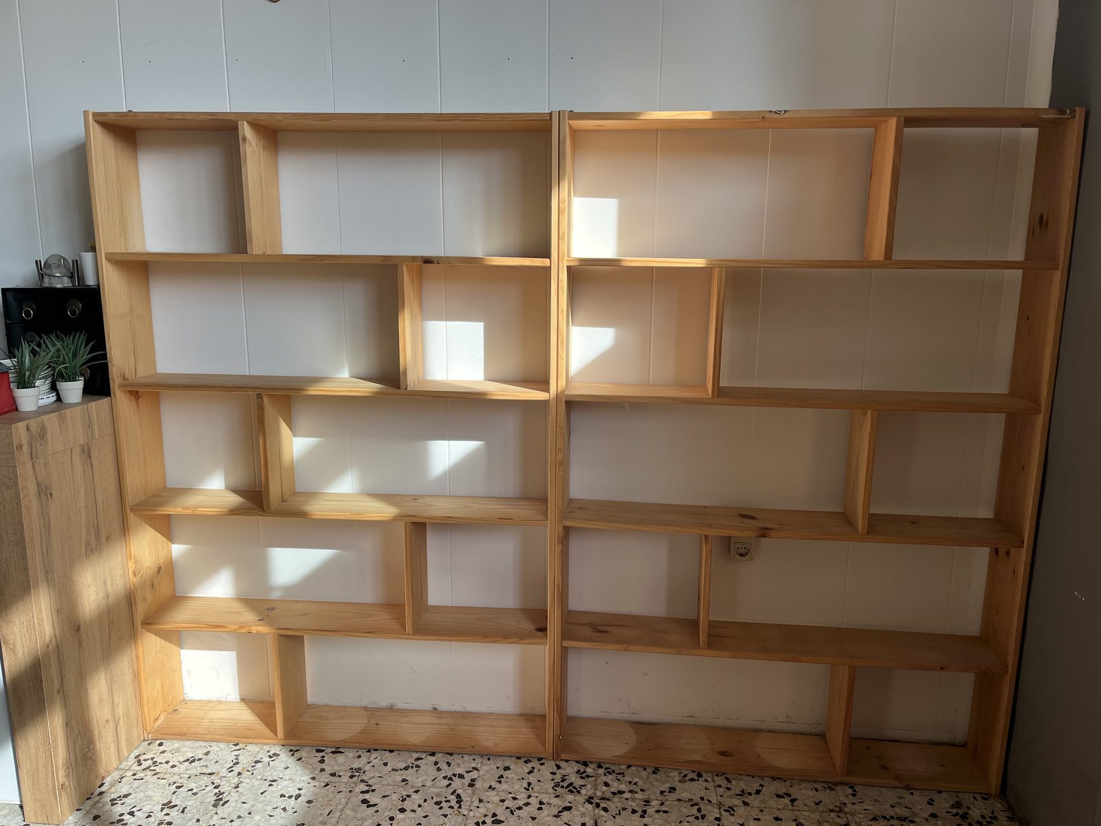 Estanterías de madera con huecos asimétricos (2 unidades)