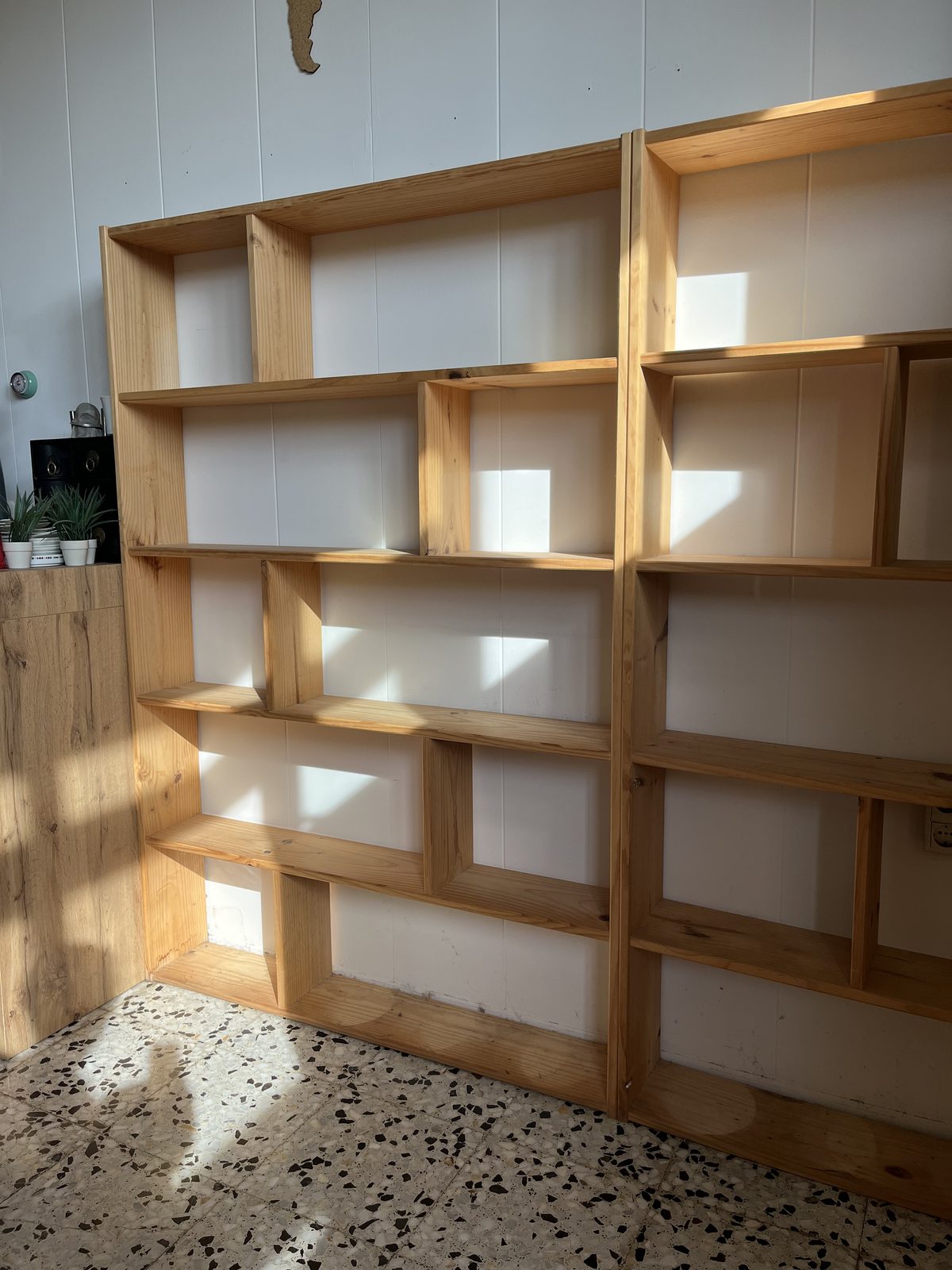 Estanterías de madera con huecos asimétricos (2 unidades)