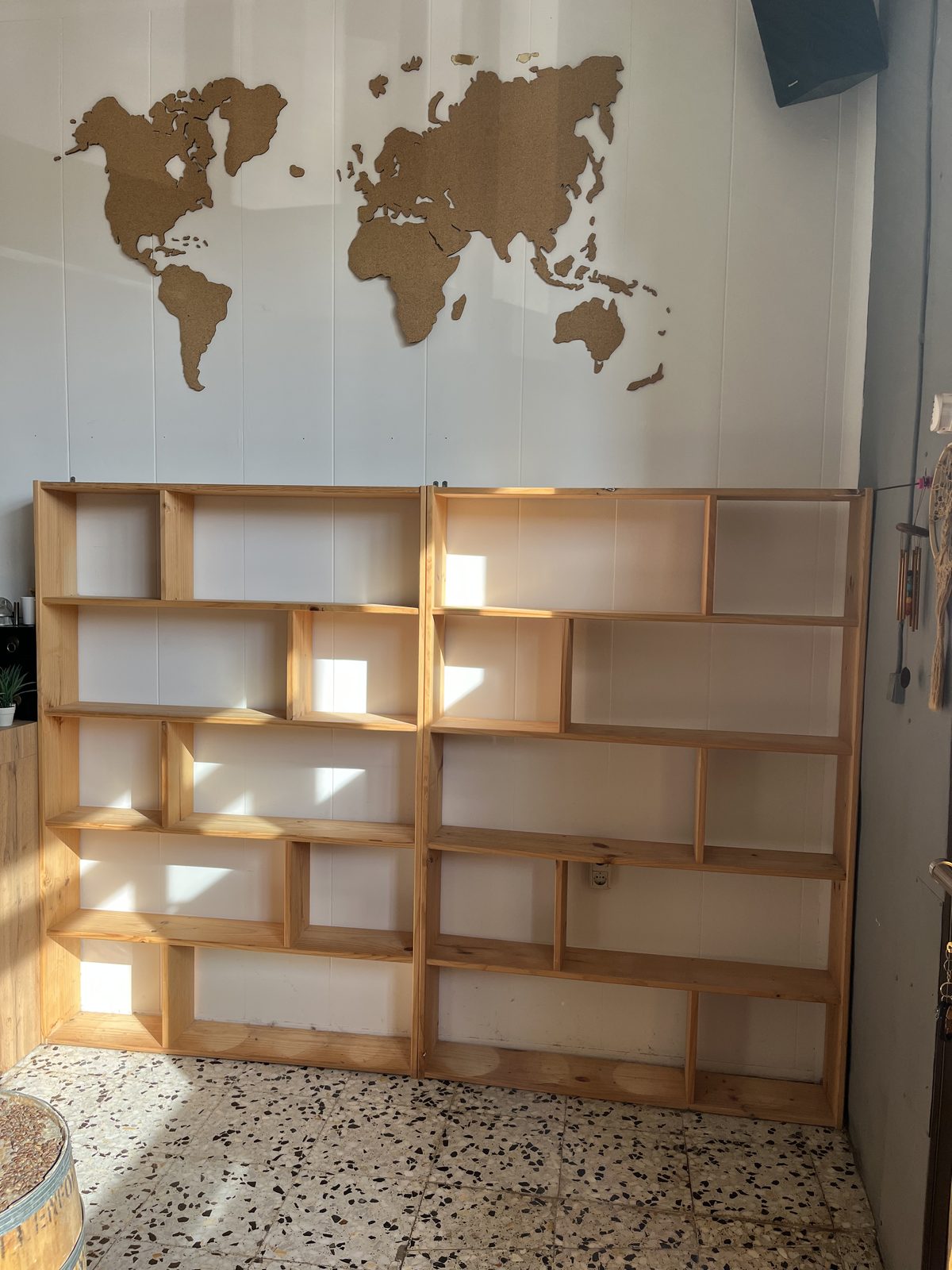 Estanterías de madera con huecos asimétricos (2 unidades)