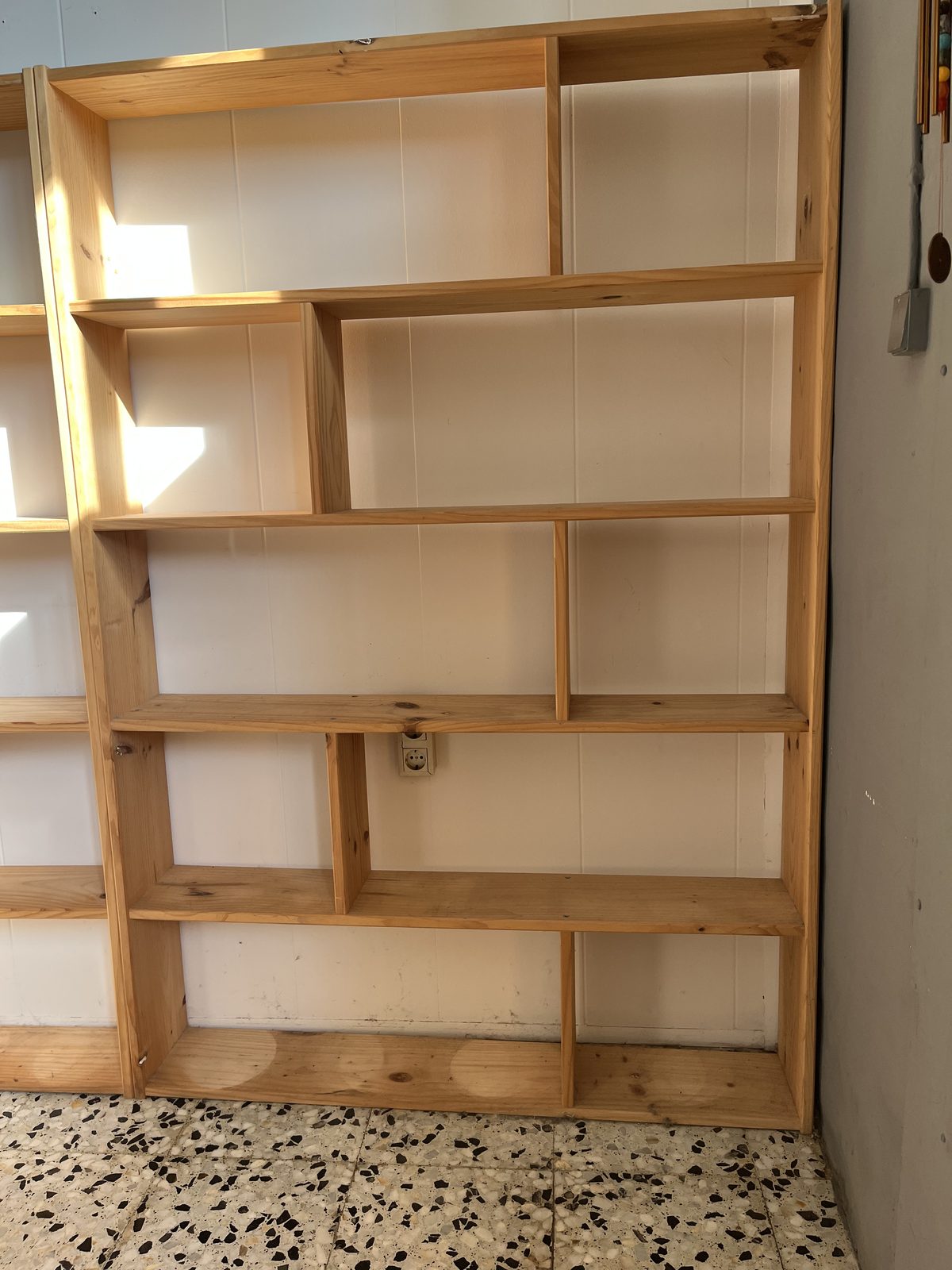 Estanterías de madera con huecos asimétricos (2 unidades)