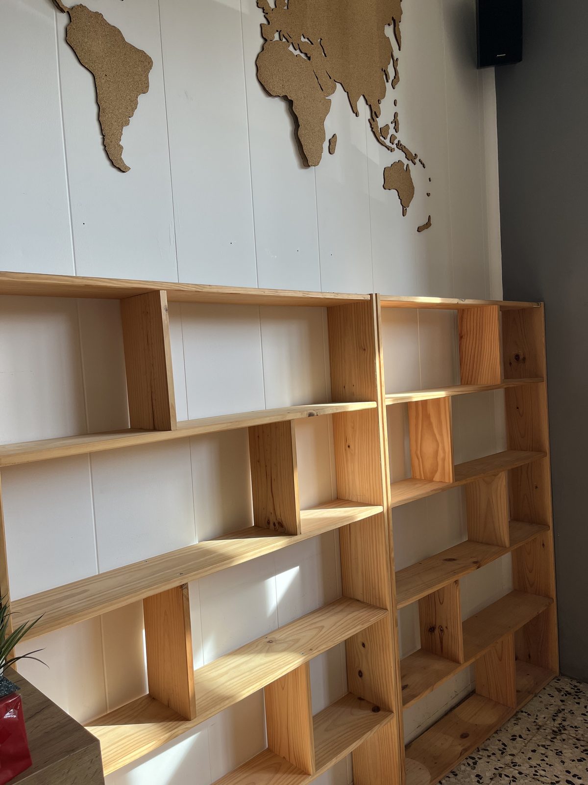 Estanterías de madera con huecos asimétricos (2 unidades)