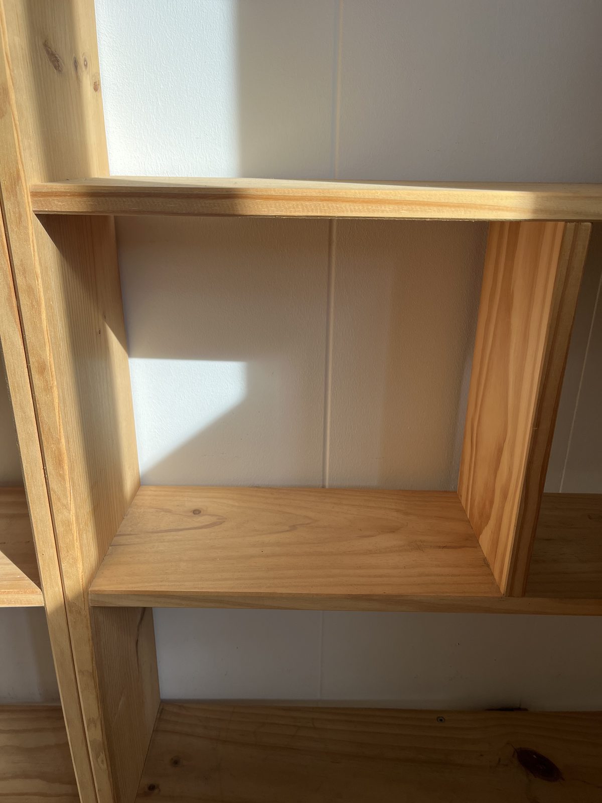 Estanterías de madera con huecos asimétricos (2 unidades)