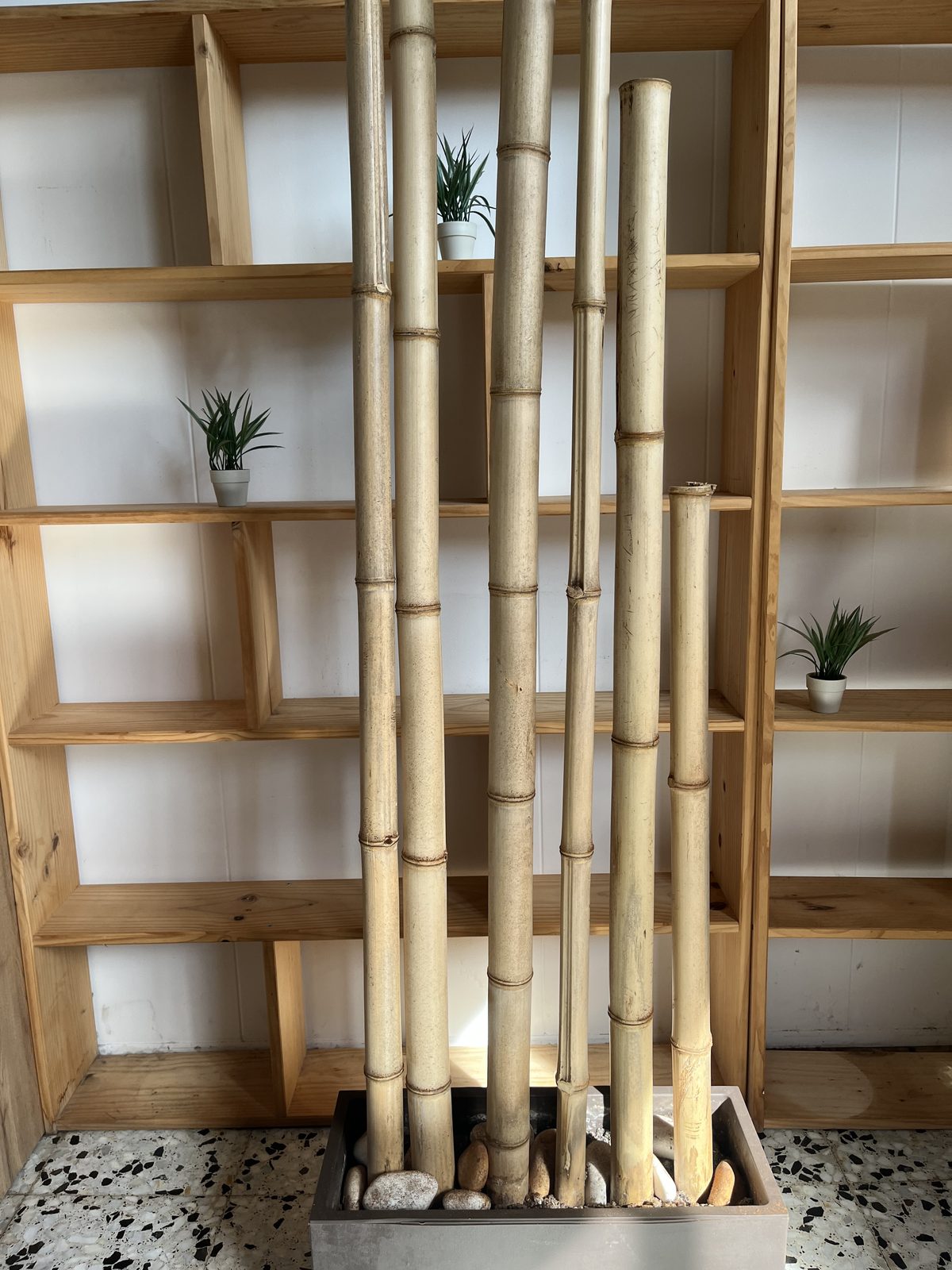 Jardinera con cañas de bambú