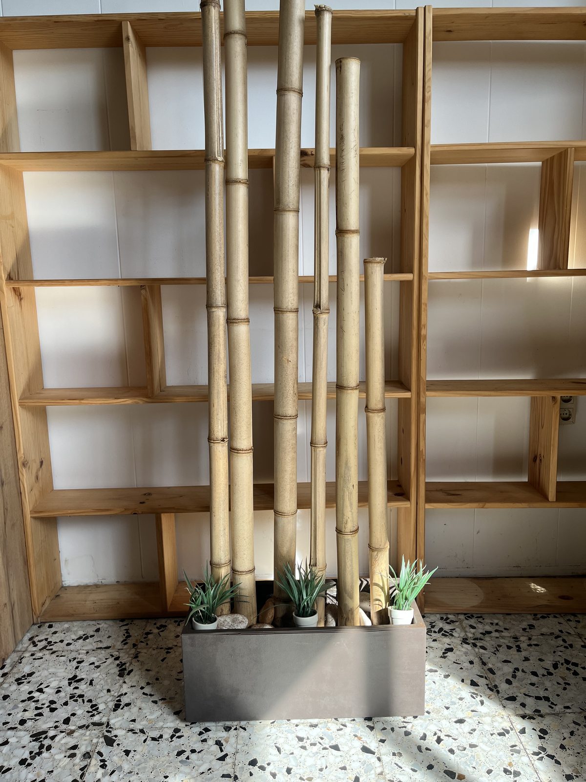 Jardinera con cañas de bambú