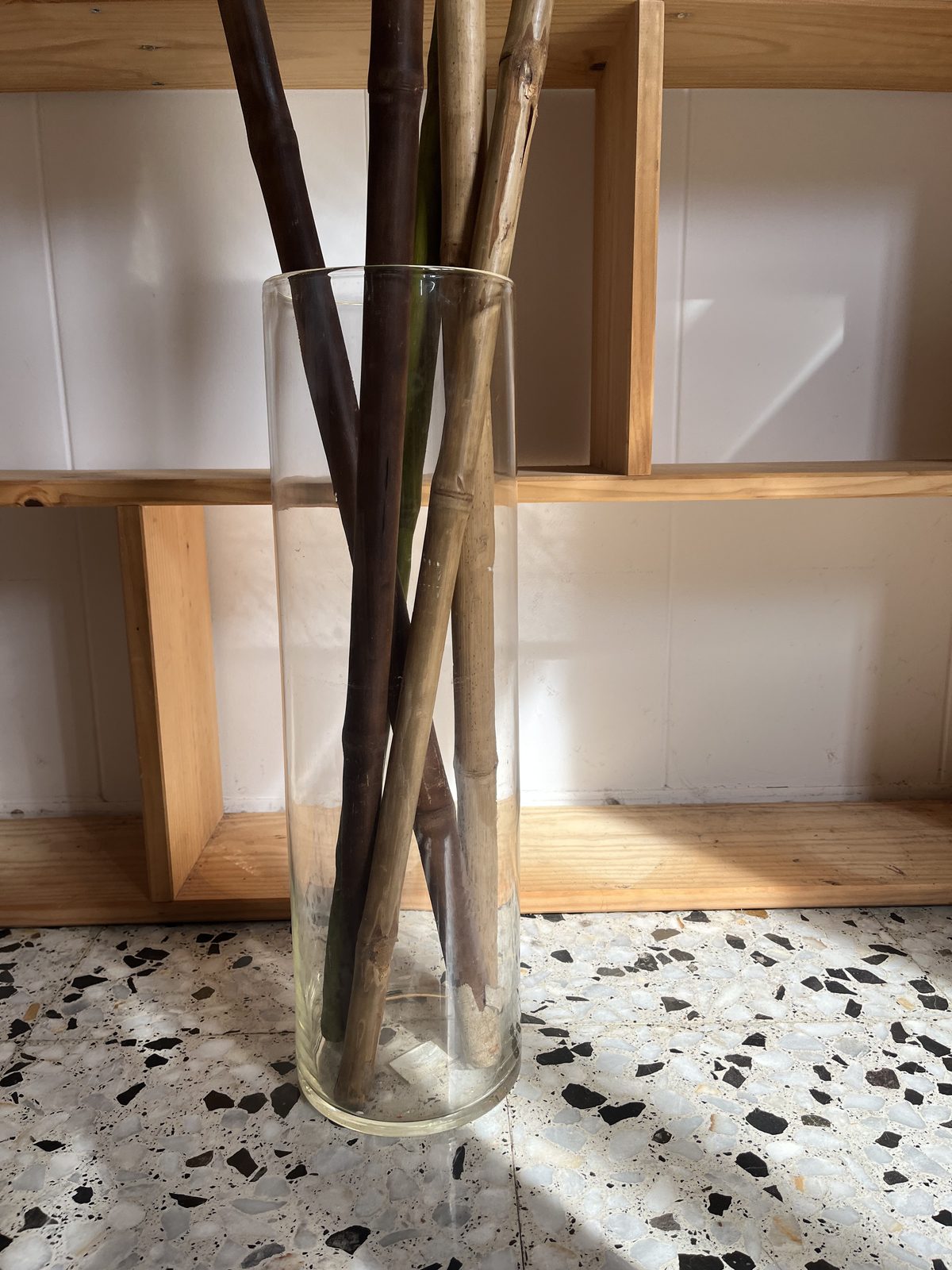 Jarrón de cristal con cañas de bambú
