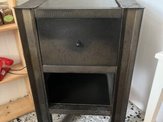 Mesa auxiliar de hierro con cajón