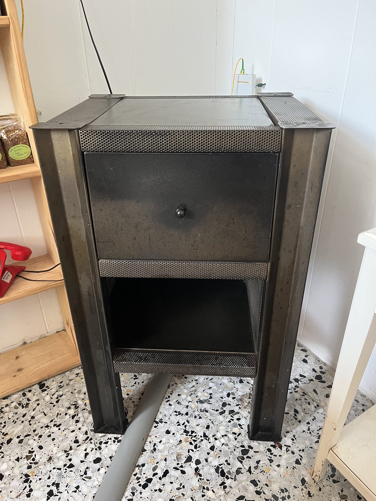 Burdinazko mahai osagarria tiraderarekin