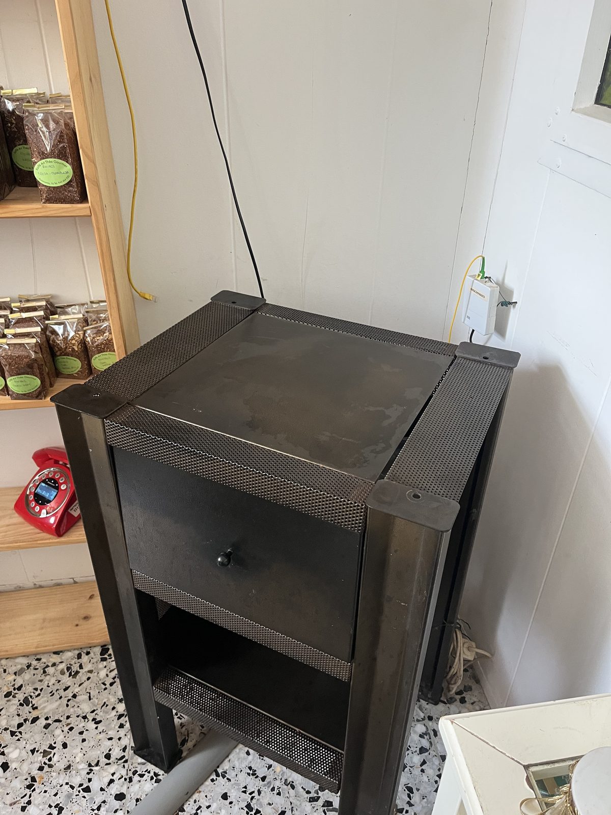 Burdinazko mahai osagarria tiraderarekin