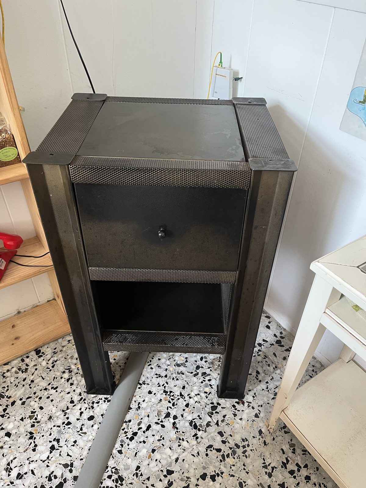 Burdinazko mahai osagarria tiraderarekin