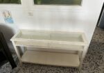 Mesa consola blanca con tapa de cristal