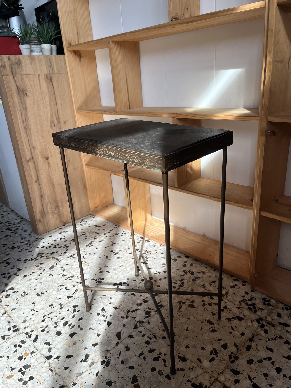 Mesita alta de hierro con tablero negro