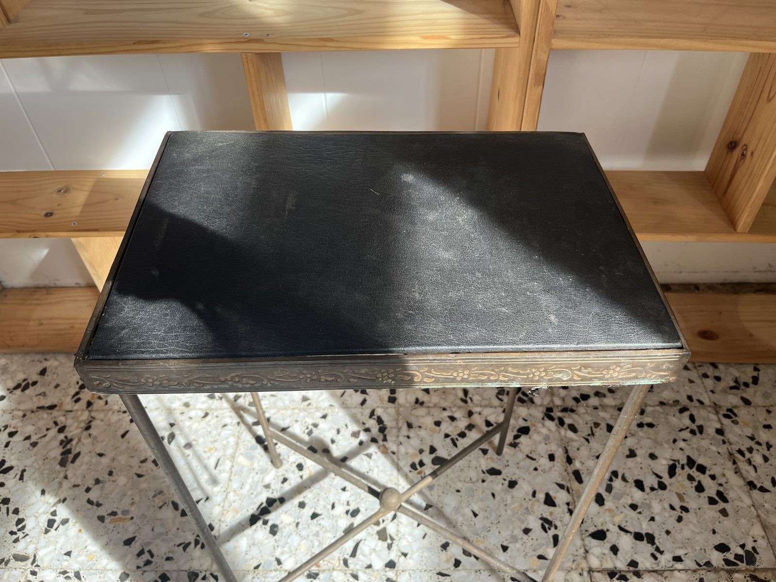 Mesita alta de hierro con tablero negro