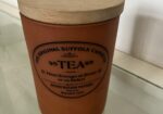 Tarro de barro con tapa de madera