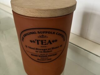 Tarro de barro con tapa de madera
