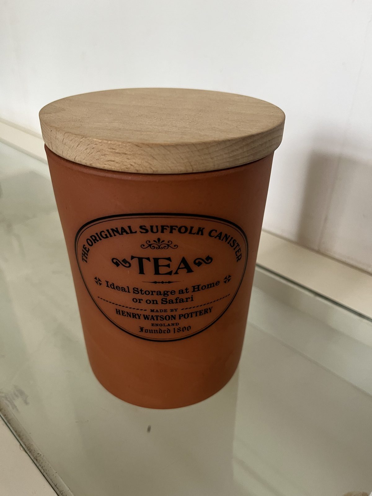 Tarro de barro con tapa de madera
