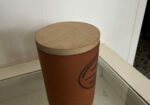 Tarro de barro con tapa de madera