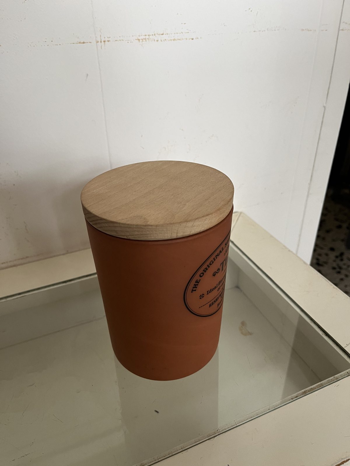Tarro de barro con tapa de madera