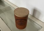 Tarro de barro con tapa de madera
