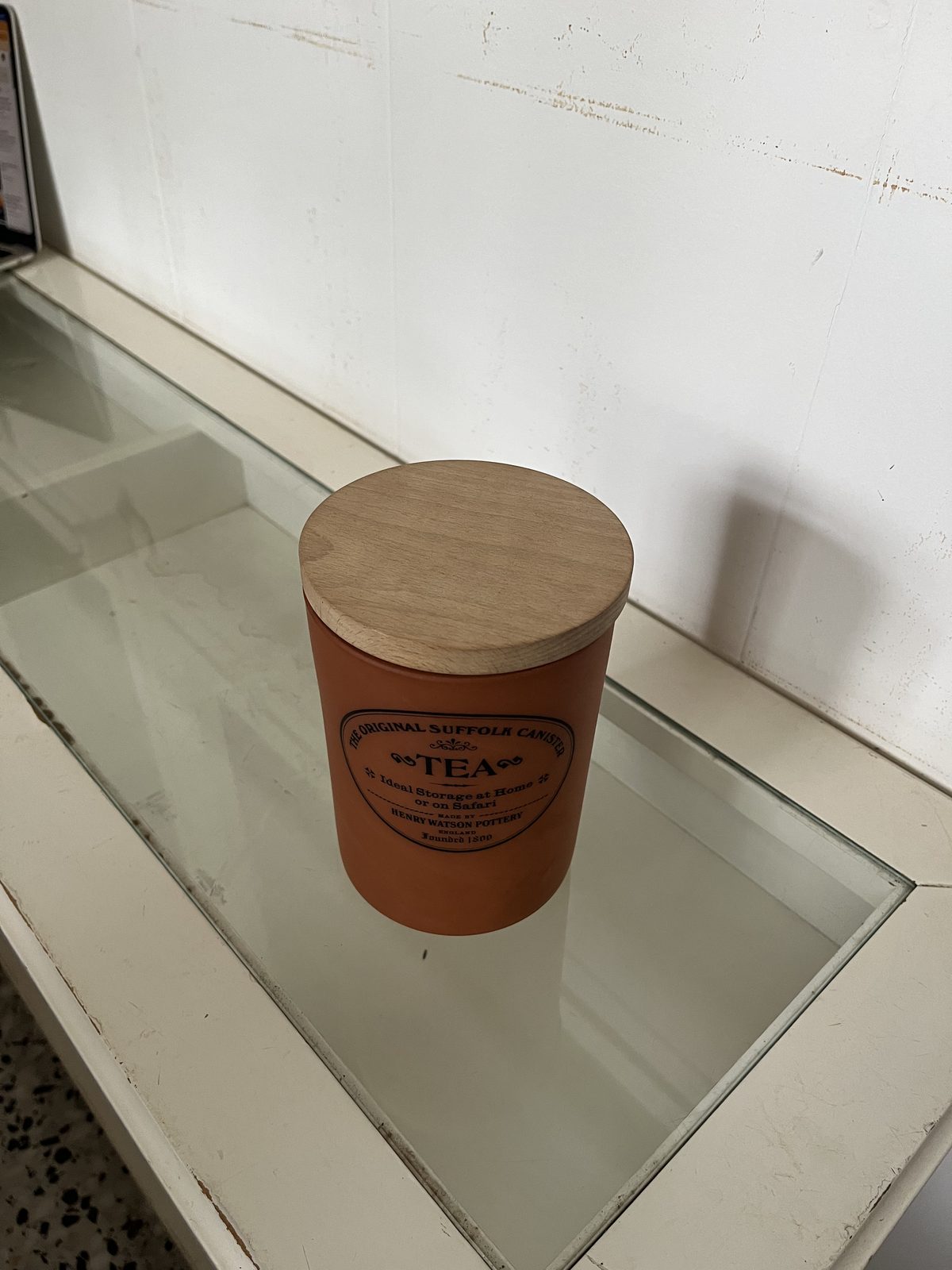 Tarro de barro con tapa de madera